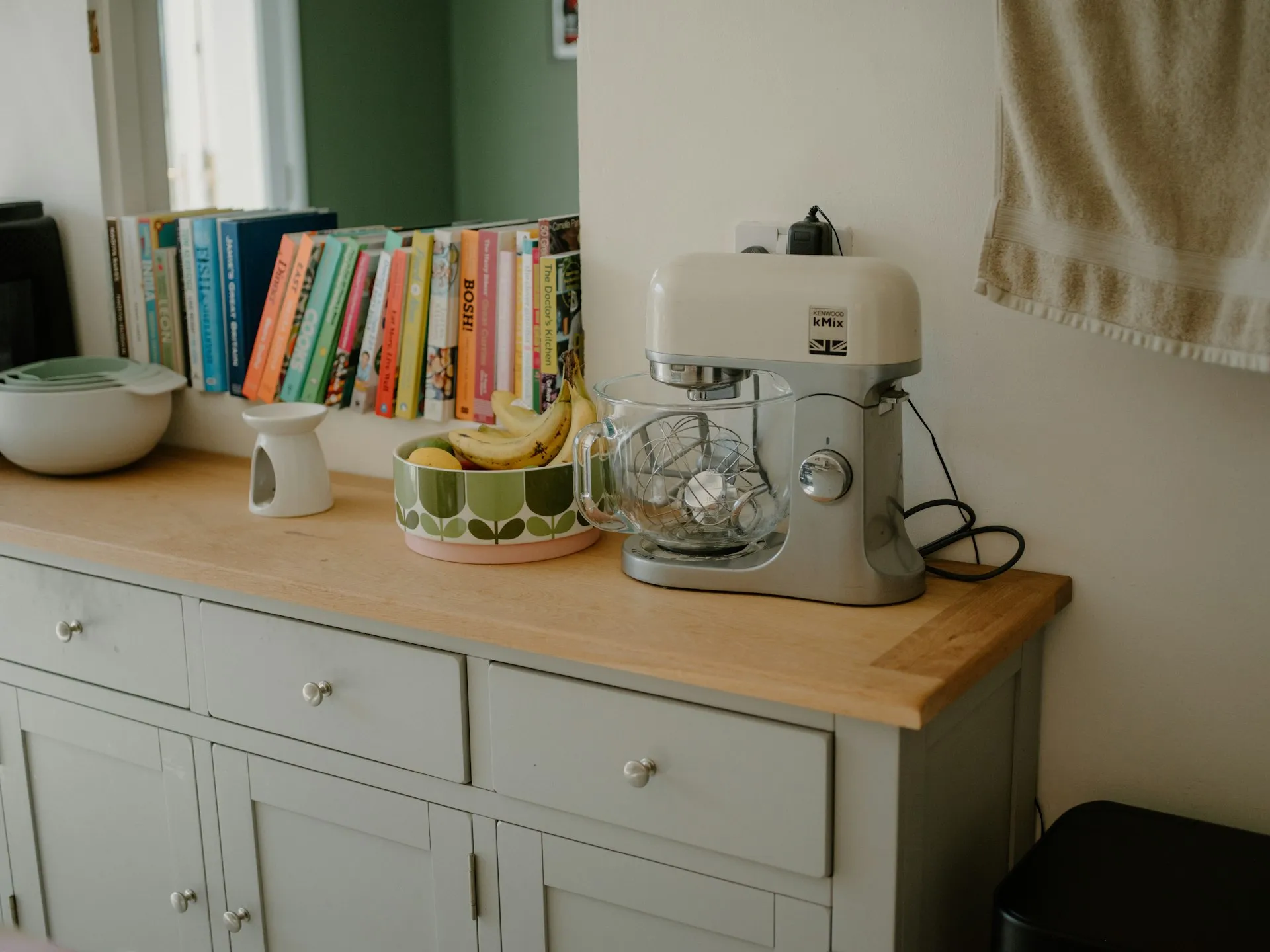 Kitchen worktop with a mixer and a fruit bowl
