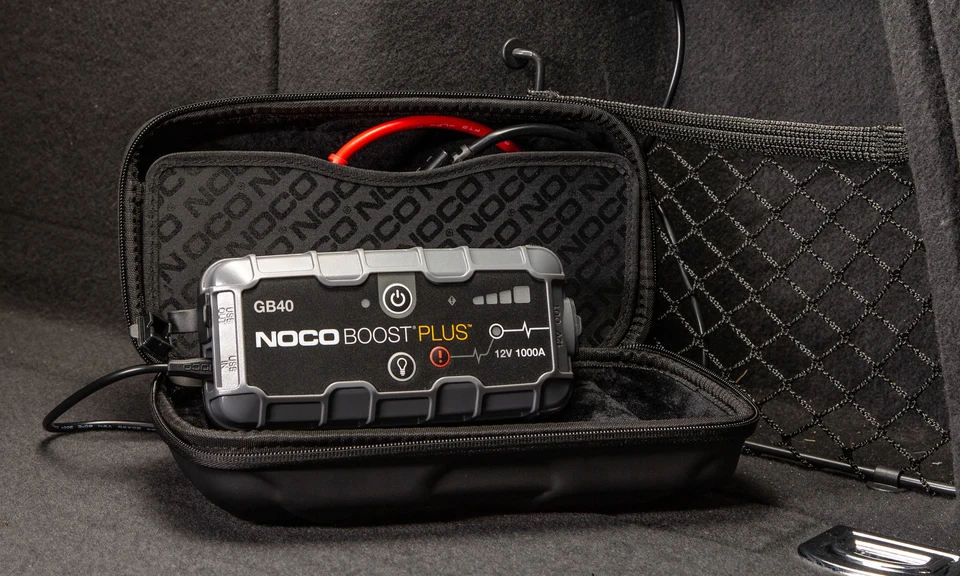 NOCO Boost Plus GB40 in einem geöffneten EVA-Schutzkoffer; Zugehörigkeit des Koffers zum Lieferumfang nicht bestätigt