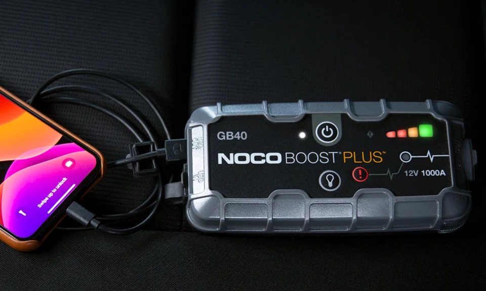 NOCO Boost Plus GB40 versorgt ein angeschlossenes Smartphone über USB mit Strom
