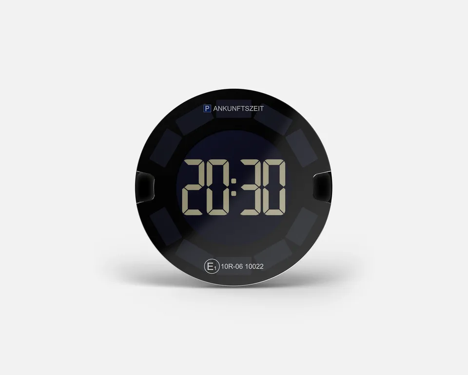 Offizielle Produktdarstellung der schwarzen deutschen OOONO P-DISC NO3 mit blauem P, Ankunftszeit und Anzeige 20:30