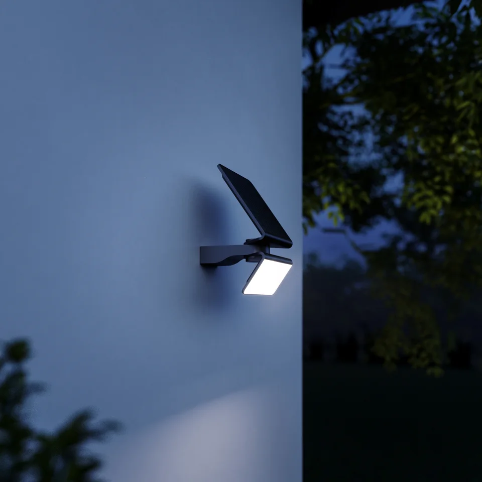 XSolar L-S on an exterior wall at night, STEINEL application photograph
