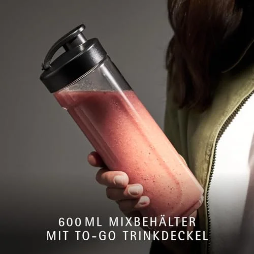 Händler-Anwendungsfoto einer Person mit der abgenommenen 600-ml-WMF-Flasche und aufgeschraubtem Trinkdeckel